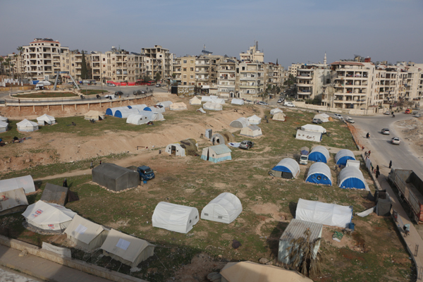 مدنيين في مدينة إدلب تركوا منازلهم ونصبوا خيام في الحدائق العامة
