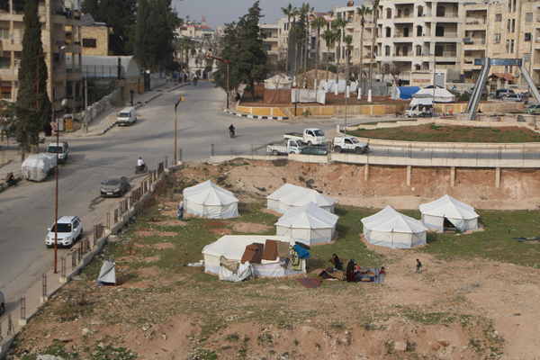مدنيين في مدينة إدلب تركوا منازلهم ونصبوا خيام في الحدائق العامة